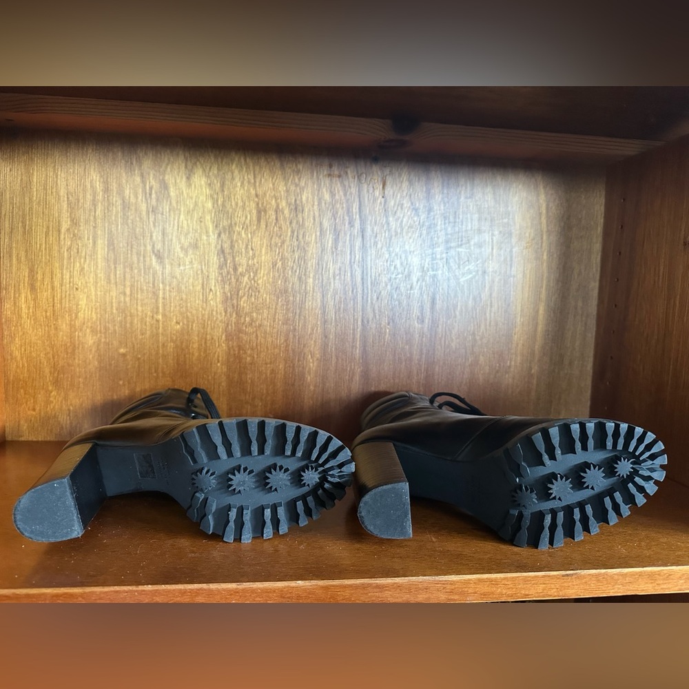 New Authentic Stuart Weitzman Boots! Size 6 - image 5